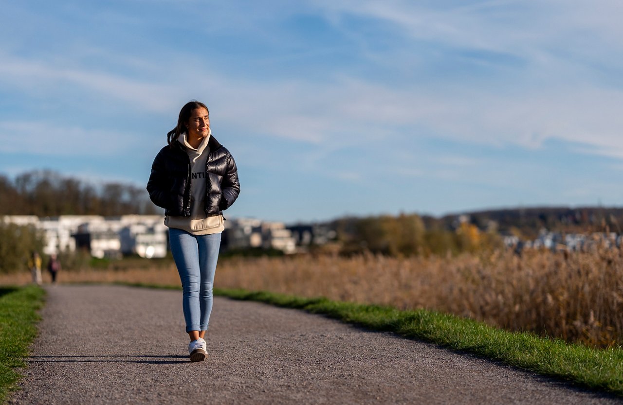 Jenske Steenwijk geht einen Weg entlang.