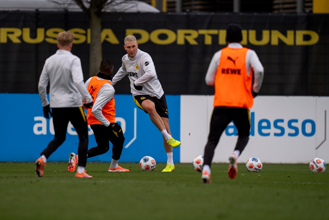 Niklas Süle schießt den Ball.
