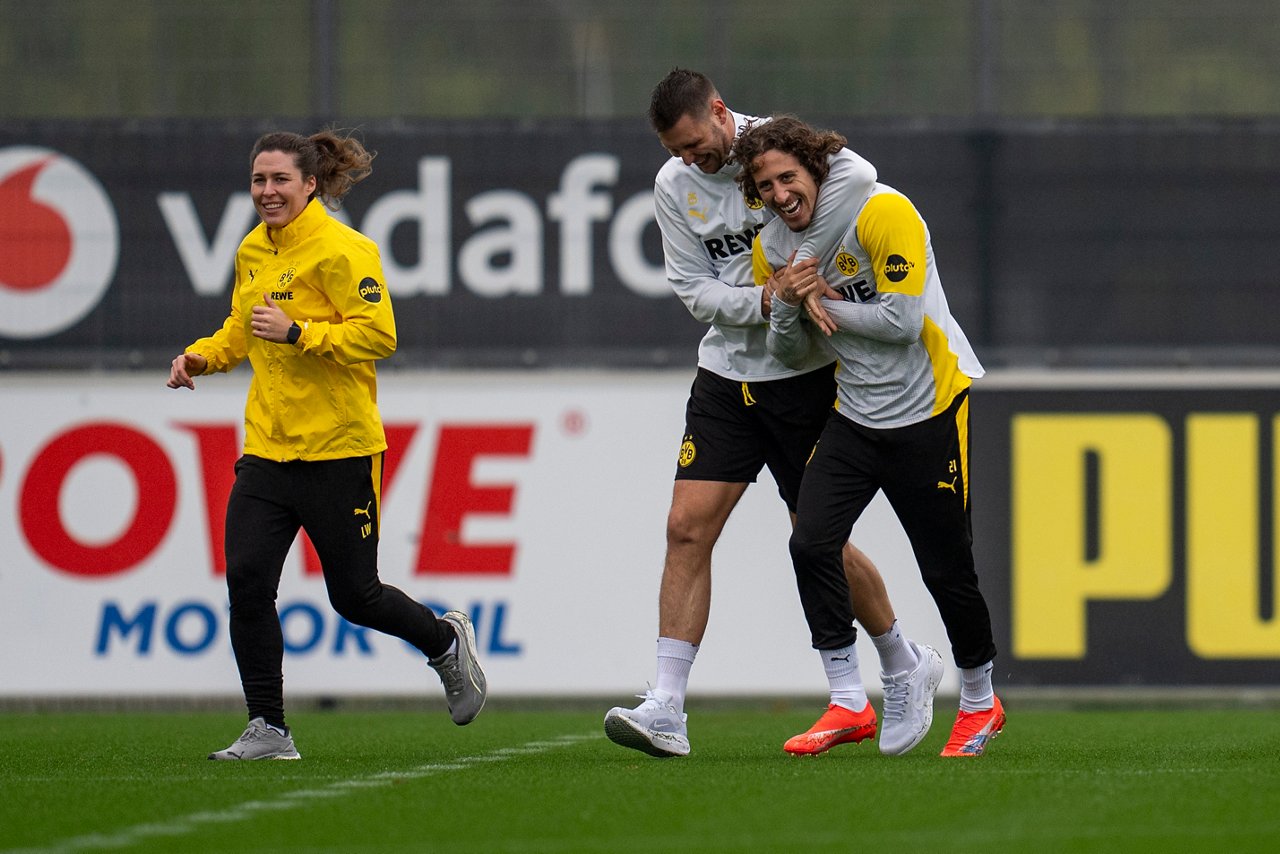 Niklas Süle legt einen Arm um Fabio Silva und lacht.