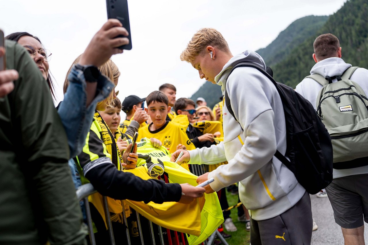 Daniel Svensson gibt vor dem Hotel Autogramme.