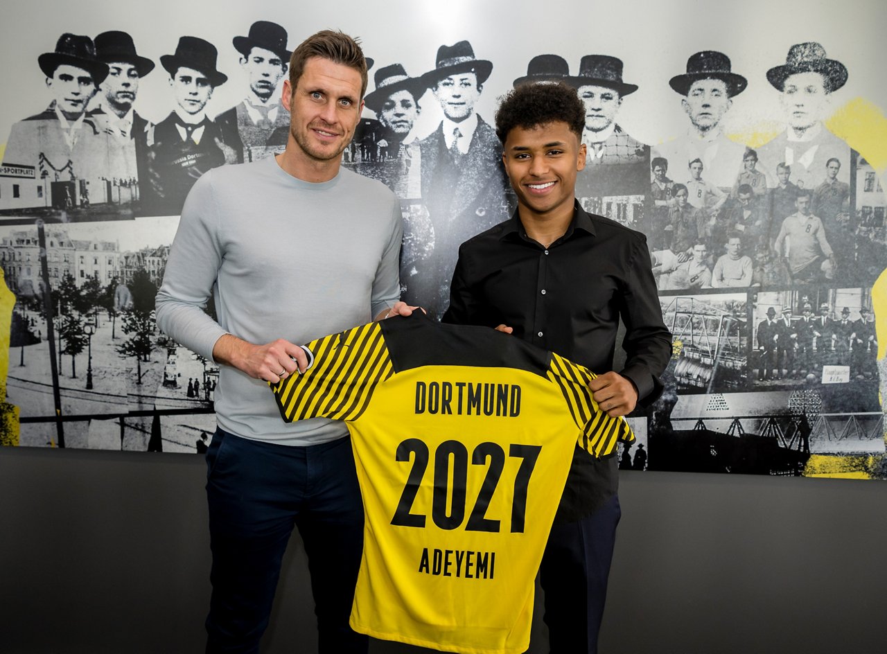 Sebastian Kehl und Karim Adeyemi bei der Vertragsunterzeichnung.