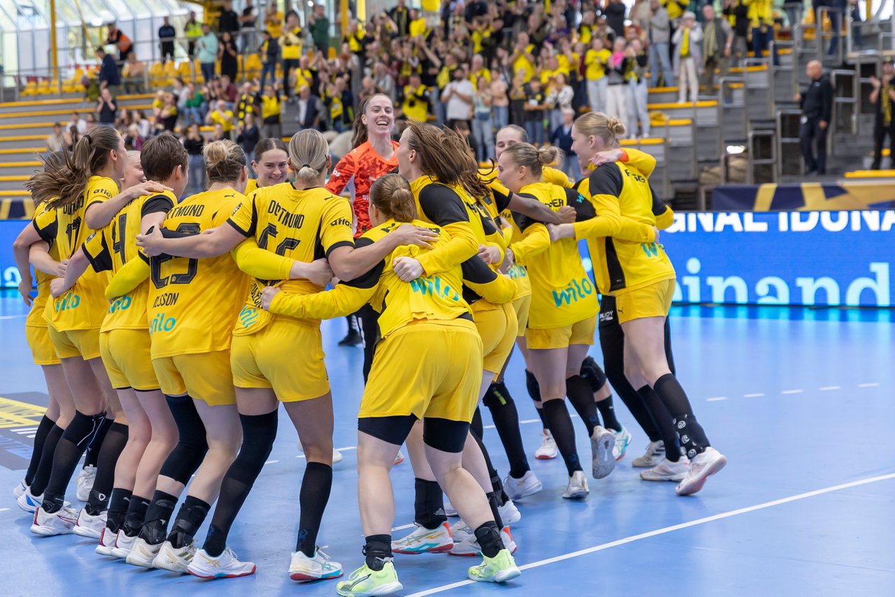 Die BVB-Handballerinnen feiern.