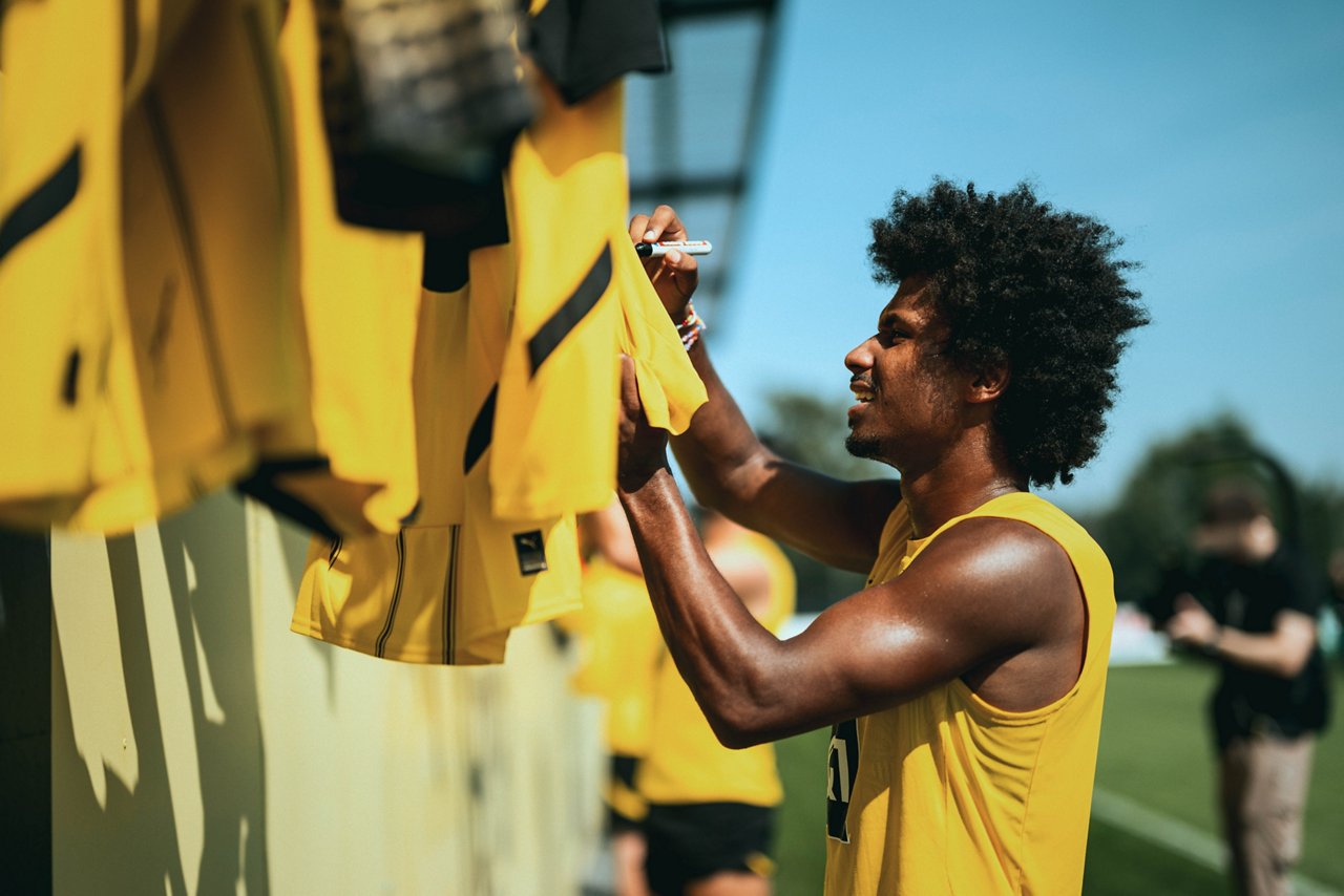 24/25, Bundesliga, Bundesligasaison, Training
Dienstag 27.08.2024, 1. Fussball - Bundesliga Saison 24/25 - Training in Dortmund, .BV Borussia Dortmund - Training - .Karim Adeyemi (BVB) gibt den Fans Autogramme..Copyright:.Borussia Dortmund GmbH & Co. KGaA.Rheinlanddamm 207-209.44137 Dortmund..(NO IPTC-stripping allowed).EDITORIAL USE ONLY