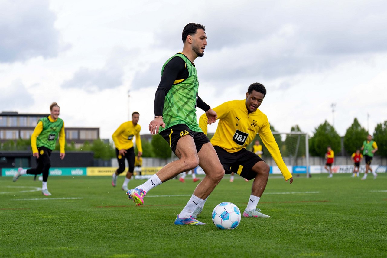 24/25, Bundesliga, Bundesligasaison, Training
Mittwoch 23.04.2025, 1. Fussball - Bundesliga Saison 24/25 - Training in Dortmund, .BV Borussia Dortmund - Training - ..Ramy Bensebaini (BVB) Julien Duranville (BVB)..Copyright:.Borussia Dortmund GmbH & Co. KGaA.Rheinlanddamm 207-209.44137 Dortmund..(NO IPTC-stripping allowed).EDITORIAL USE ONLY