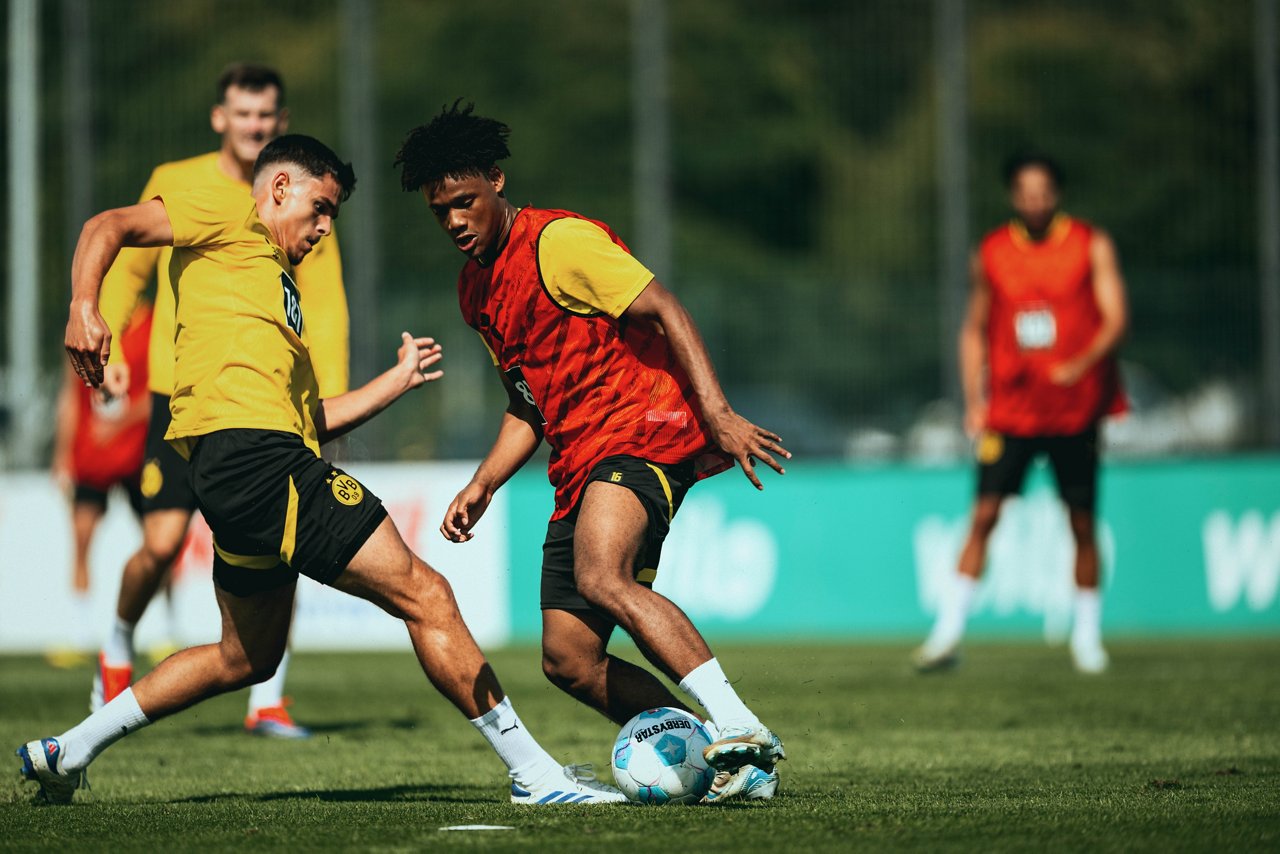 24/25, Bundesliga, Bundesligasaison, Training
Dienstag 27.08.2024, 1. Fussball - Bundesliga Saison 24/25 - Training in Dortmund, .BV Borussia Dortmund - Training - .Kjell Waetjen (BVB) Julien Duranville (BVB)..Copyright:.Borussia Dortmund GmbH & Co. KGaA.Rheinlanddamm 207-209.44137 Dortmund..(NO IPTC-stripping allowed).EDITORIAL USE ONLY