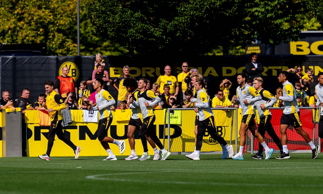 Die BVB-Profis laufen beim öffentlichen Training vor den Fans entlang.
