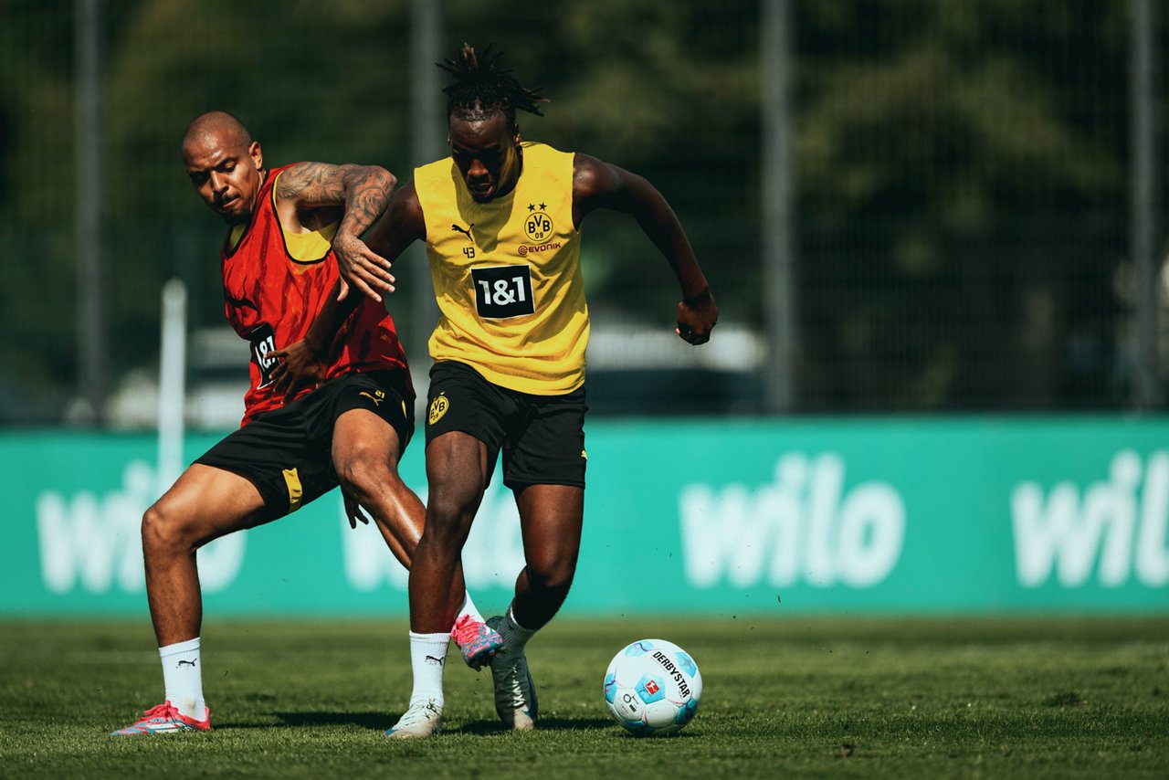 24/25, Bundesliga, Bundesligasaison, Training
Dienstag 27.08.2024, 1. Fussball - Bundesliga Saison 24/25 - Training in Dortmund, .BV Borussia Dortmund - Training - .Jamie Gittens (BVB) Donyell Malen (BVB)..Copyright:.Borussia Dortmund GmbH & Co. KGaA.Rheinlanddamm 207-209.44137 Dortmund..(NO IPTC-stripping allowed).EDITORIAL USE ONLY