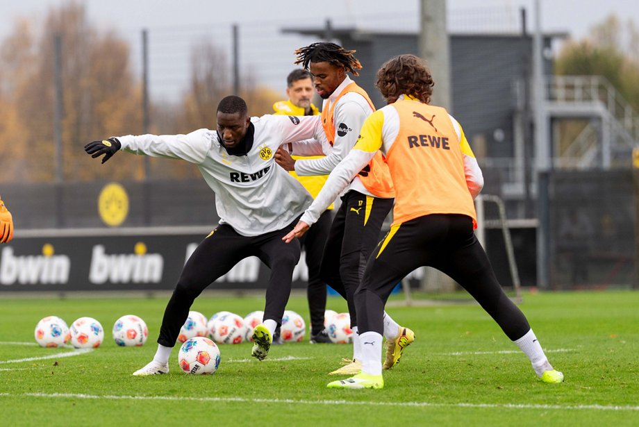 Serhou Guirassy im Zweikampf mit Carney Chukwuemeka.