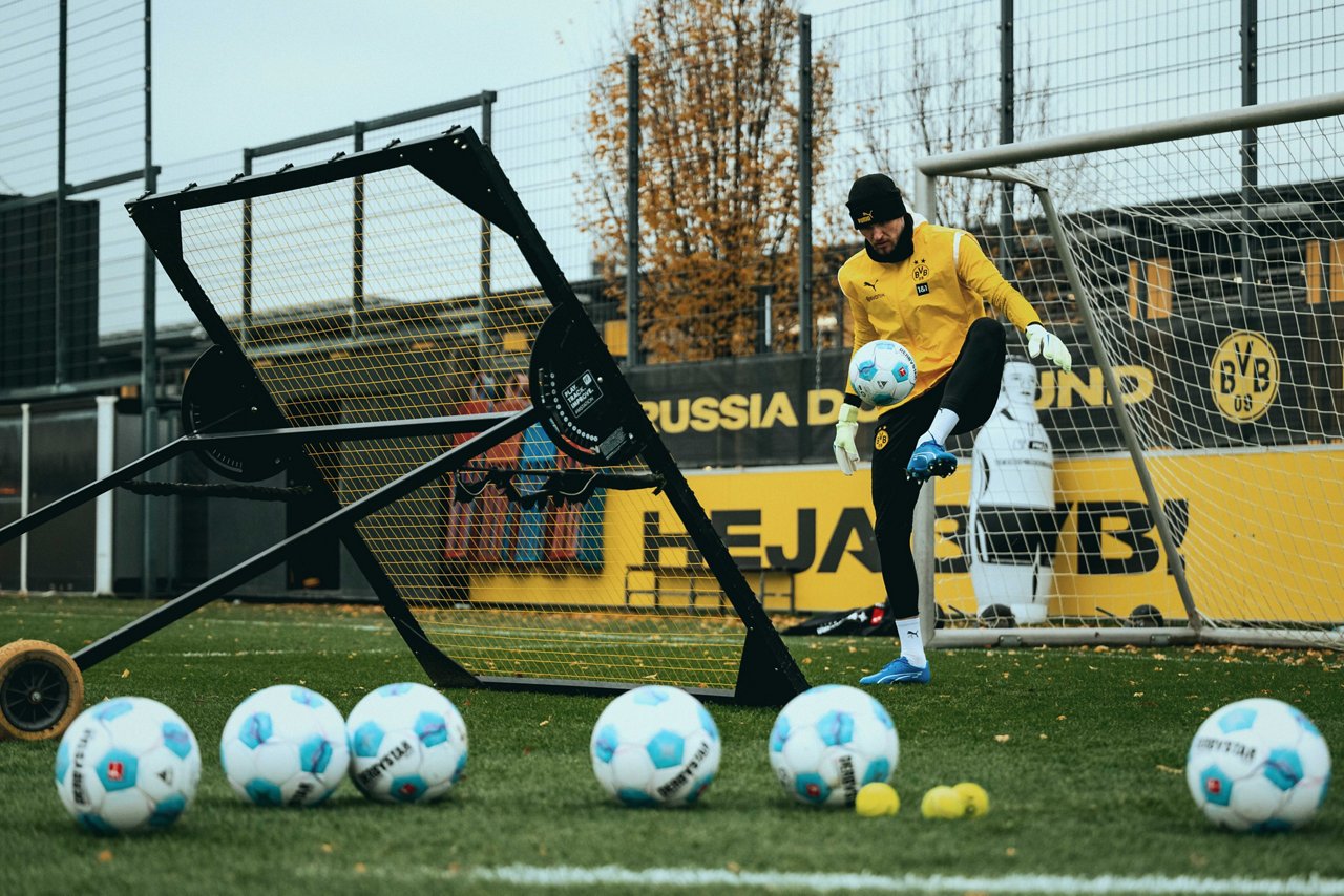 24/25, Bundesliga, Bundesligasaison, Training
Mittwoch 20.11.2024, 1. Fussball - Bundesliga Saison 24/25 - Training in Dortmund, .BV Borussia Dortmund - Training - .Gregor Kobel (BVB)..Copyright:.Borussia Dortmund GmbH & Co. KGaA.Rheinlanddamm 207-209.44137 Dortmund..(NO IPTC-stripping allowed).EDITORIAL USE ONLY