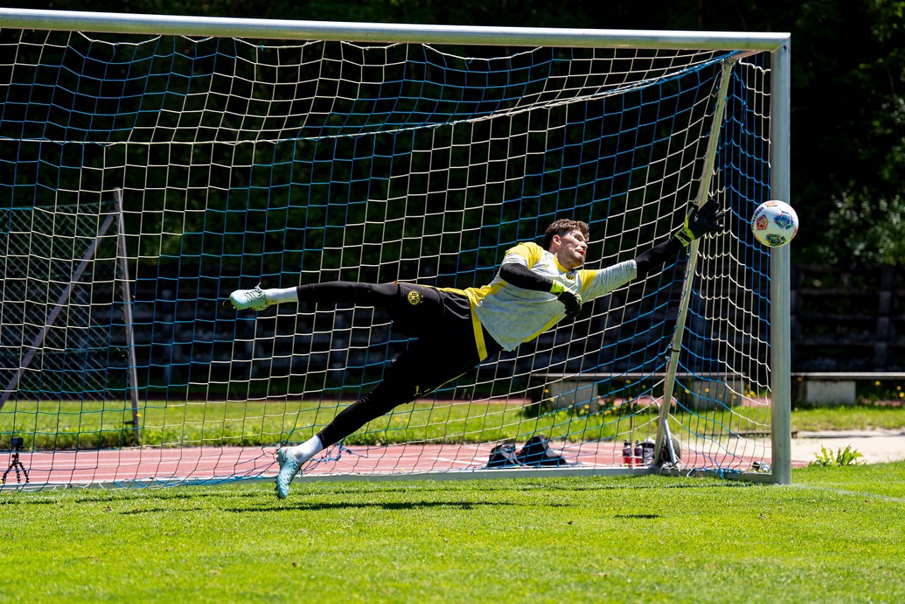 Gregor Kobel beim Training im Trainingslager.