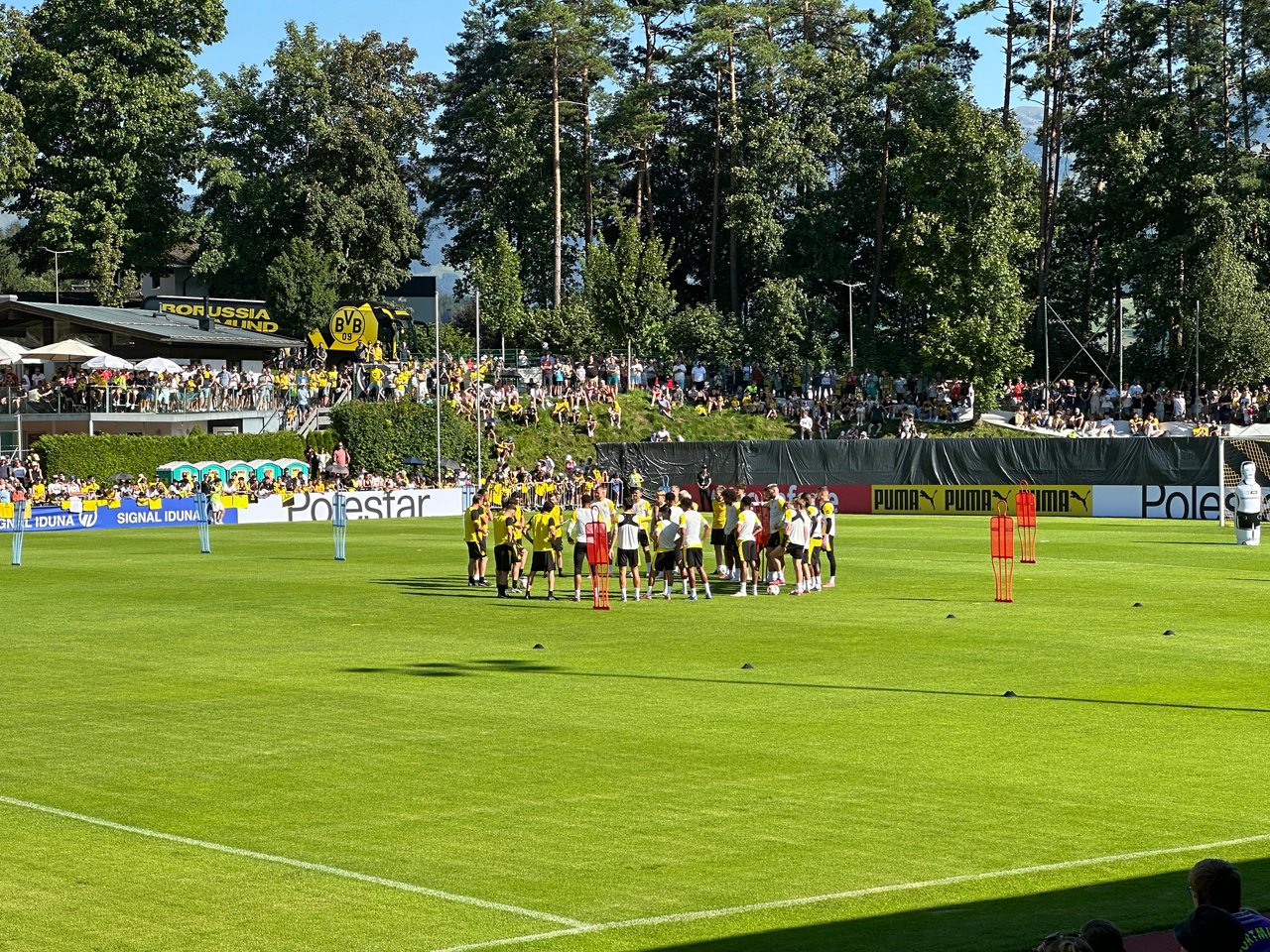 Die Mannschaft bildet vor dem Training einen Kreis.