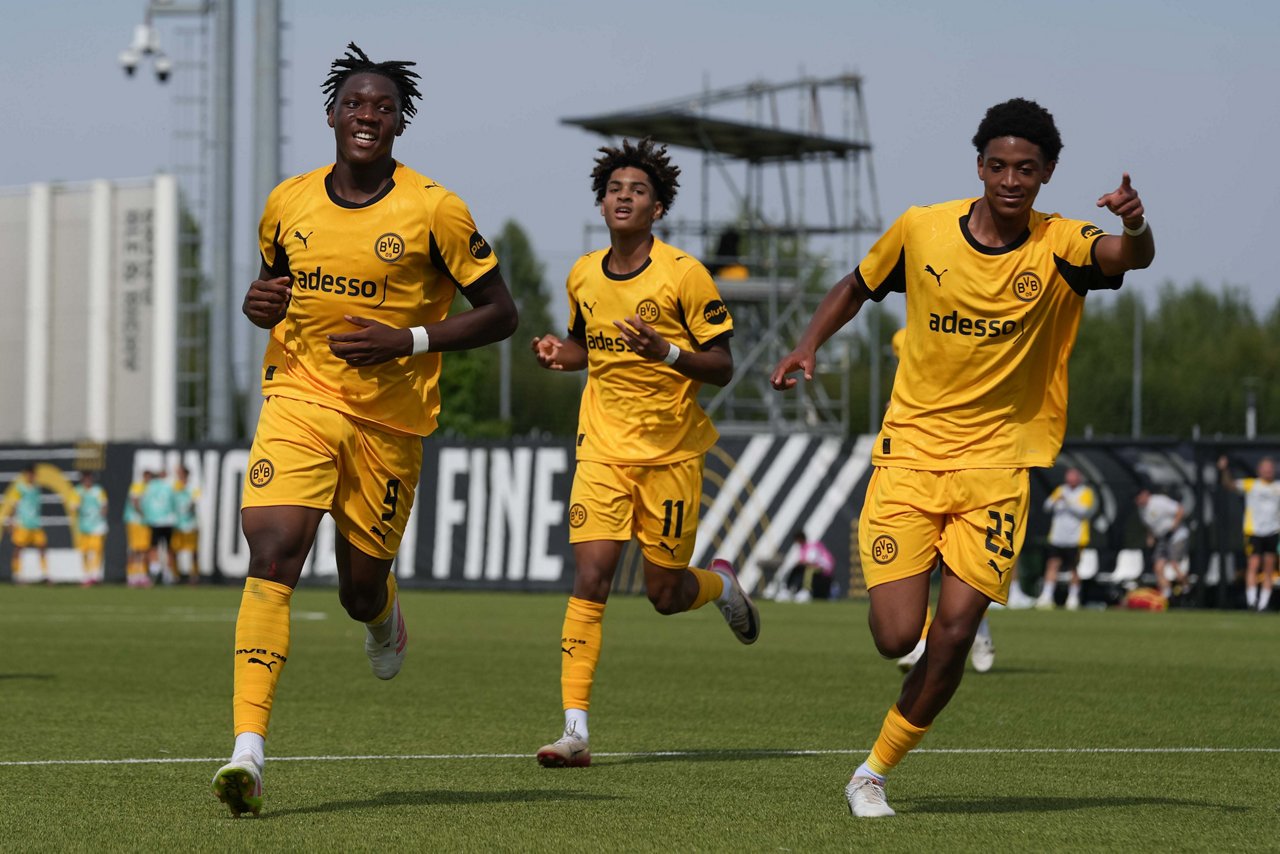 Drei U19-Spieler laufen jubelnd über den Platz.