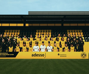 24/25, BVB, Nachwuchs, U19,  Groupshot, People, Person, Team, Mannschaft, Mannschaftsfoto, Teamfoto, Querformat
24/25, .BVB, Nachwuchs, U19.Nachwuchsrunde.Dienstag, 09.07.2024, .- DFB Nachwuchsrunde Saison 24/25 .- in Dortmund.BV Borussia Dortmund U19.Mannschaftsfoto.Hinten von links: Physiotherapeut Alexander Kristiment, Videoanalyst Alexander Cerny, Rehatrainer Heiko Bias, Taycan Etcibasi, Alex Niziolek, Cole Campbell, Joshua Burstedde, Oliwer Blaszczyk, Almugera Kabar, William Rashidi, Paris Brunner, Tyler Meiser, Invididualtrainer Mathias Schiele, Torwarttrainer Tobias Ritz, Athletiktrainer Oliver Schumbera.Mitte von links: Betreuer Rüdiger Grabe, Mannschaftsarzt Bastian Ott, Physiotherapeut Daniel Meier, Luca Reggiani, Nico Adamczyk, Mussa Kaba, Jonas Feddersen, Elias Benkara, Pharell Kegni, Thierry Fidjeu-Tazemeta, Co-Trainer Patrick Fritsch, Co-Trainer Daniel Rios, Cheftrainer Mike Tullberg.Vorne von links: Ousmane Diallo, Tim Degener, Diego Ngambia Dzonga, Anas Mahjoubi, Gustav Aabro, Robin Lisewski, Aaron Held, Nick Cerny, Moussa Soumah, Valon Cena, Samuele Inacio..Copyright:.Borussia Dortmund GmbH & Co. KGaA.Rheinlanddamm 207-209.44137 Dortmund... (NO IPTC-stripping allowed) EDITORIAL USE ONLY.