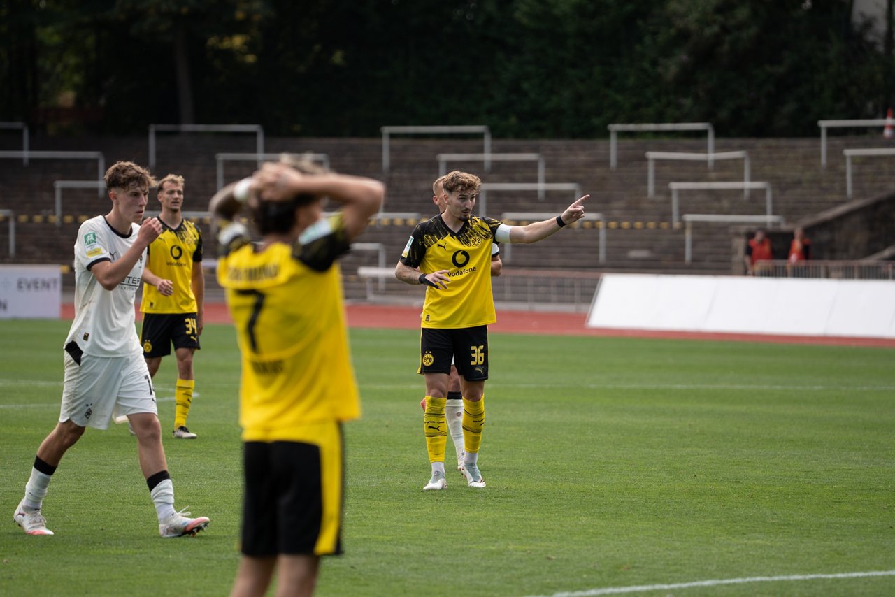 Tony Reitz gestikuliert im Spiel der U23 des BVB gegen Gladbachs U23.