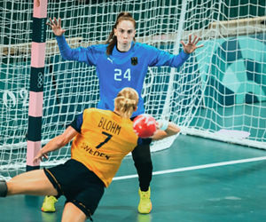 Paris, Frankreich:
Handball Frauen - Vorrunde Gruppe A - Schweden - Deutschland

v.li. Julia Maidhof (Deutschland), Linn Blohm (Schweden), Torhueterin Sarah Wachter (Deutschland)