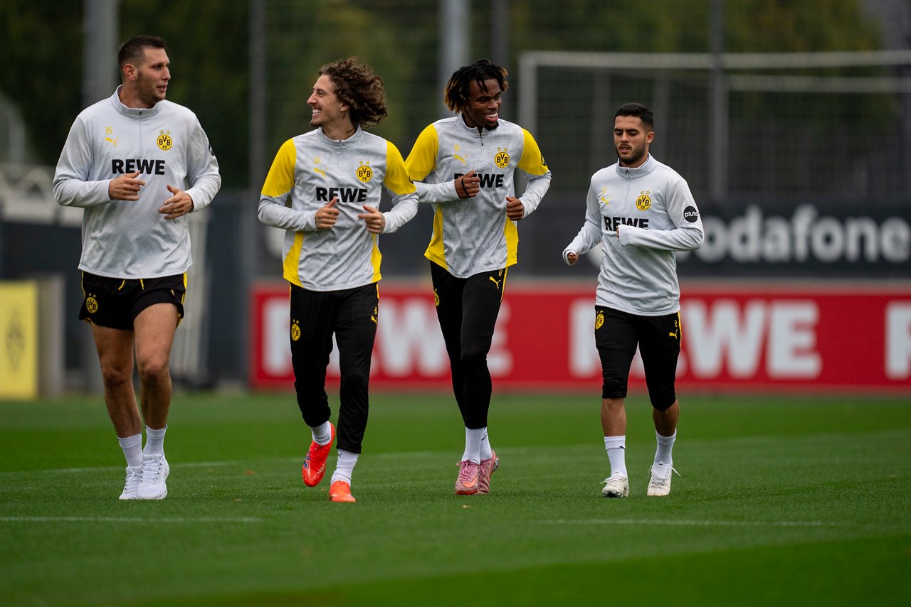 Niklas Süle, Fabio Silva, Carney Chukwuemeka und Yan Couto laufen nebeneinander.