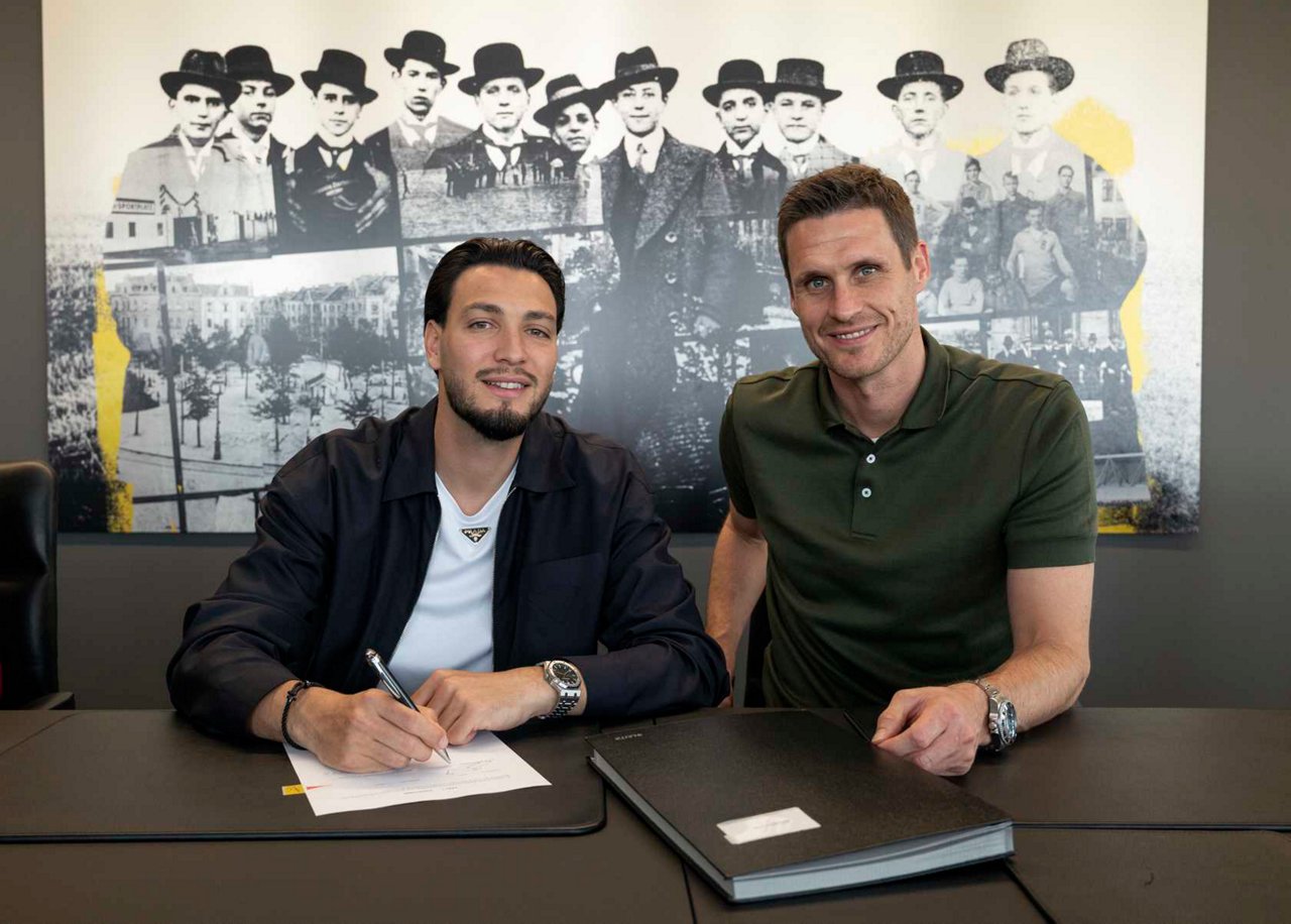 Ramy Bensebaini bei der Vertragsunterzeichnung.