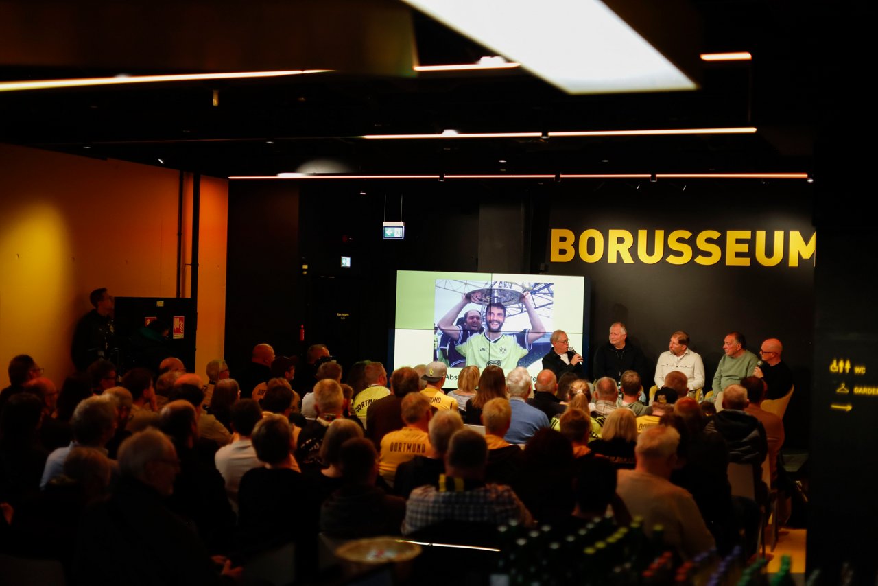 Zuschauer*innen und Podium im BORUSSEUM
