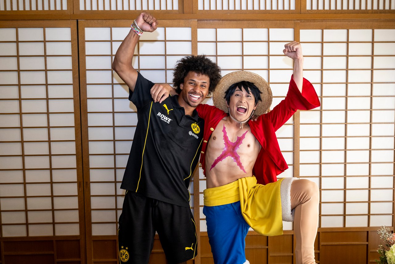 Photo of Karim Adeyemi with a Monkey D. Luffy cosplayer