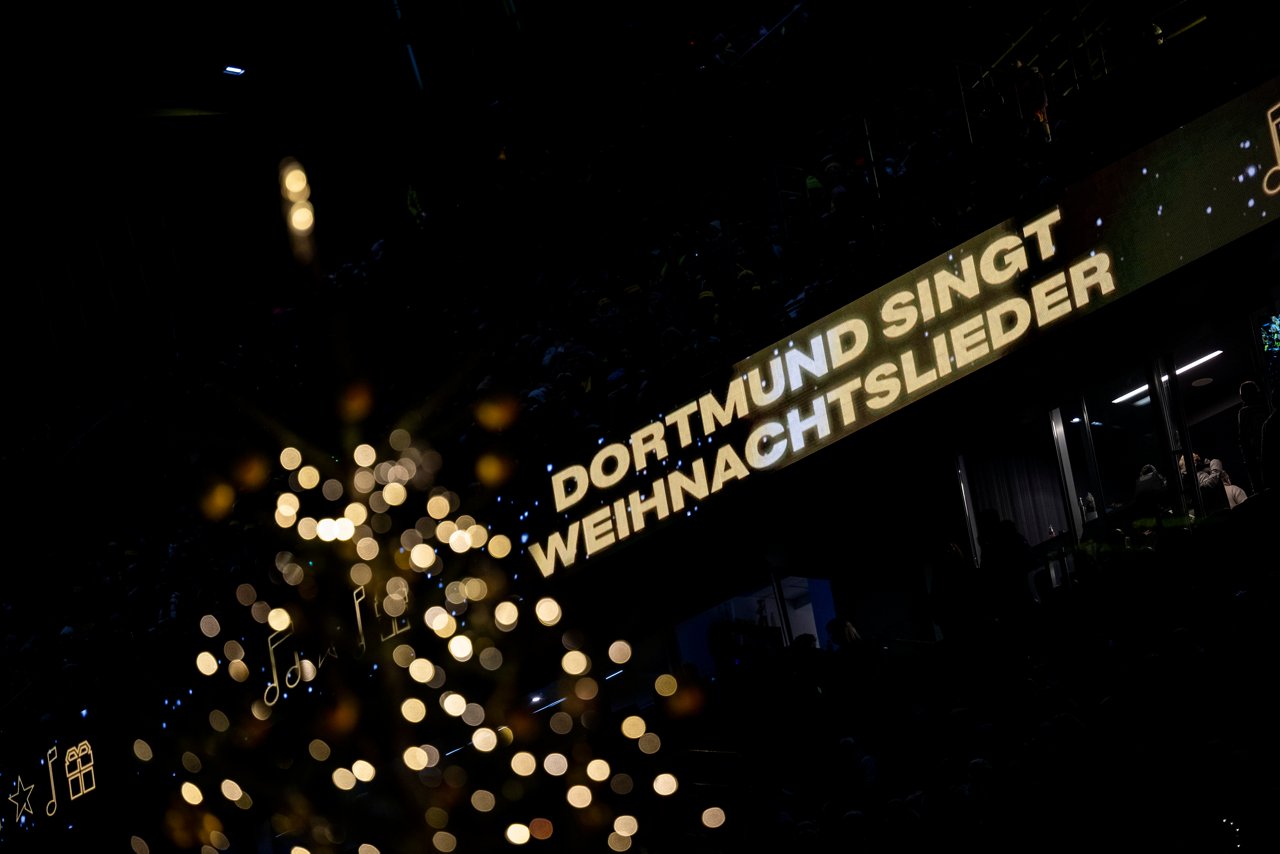 23/24, Bundesliga, Bundesligasaison, Weihnachten, Singen
Donnerstag 23.11.2023, 1. Fussball - Bundesliga Saison 23/24 -  in Dortmund, .BV Borussia Dortmund - Weihnachtssingen 2023 - Dortmund singt...Copyright:.Borussia Dortmund GmbH & Co. KGaA.Rheinlanddamm 207-209.44137 Dortmund..(NO IPTC-stripping allowed).EDITORIAL USE ONLY