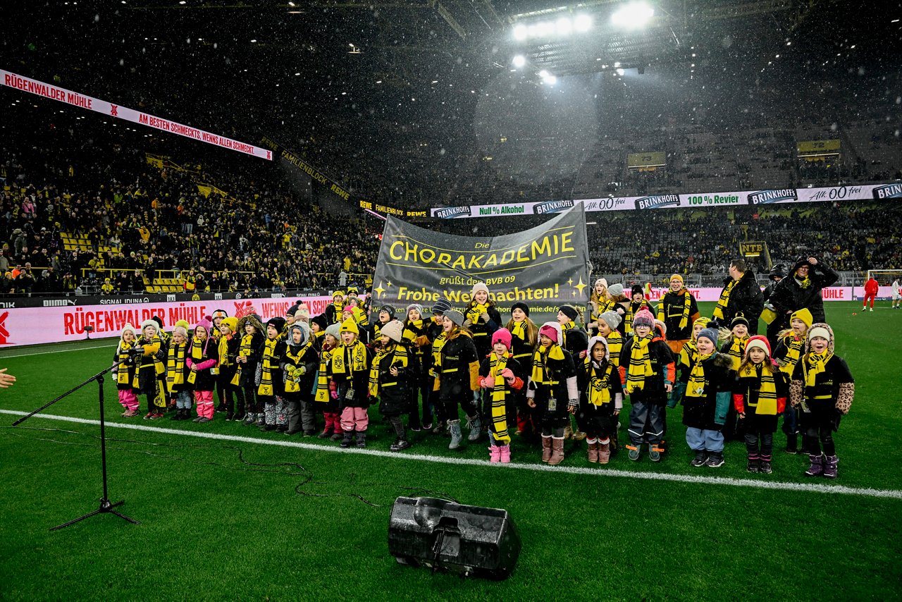 Der Kinderchor der Chorakademie Dortmund auf dem Rasen des SIGNAL IDUNA PARK.