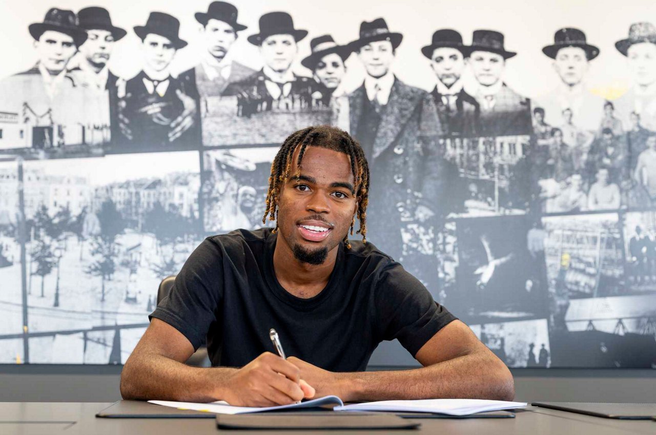 Carney Chukwuemeka bei der Vertragsunterzeichnung.
