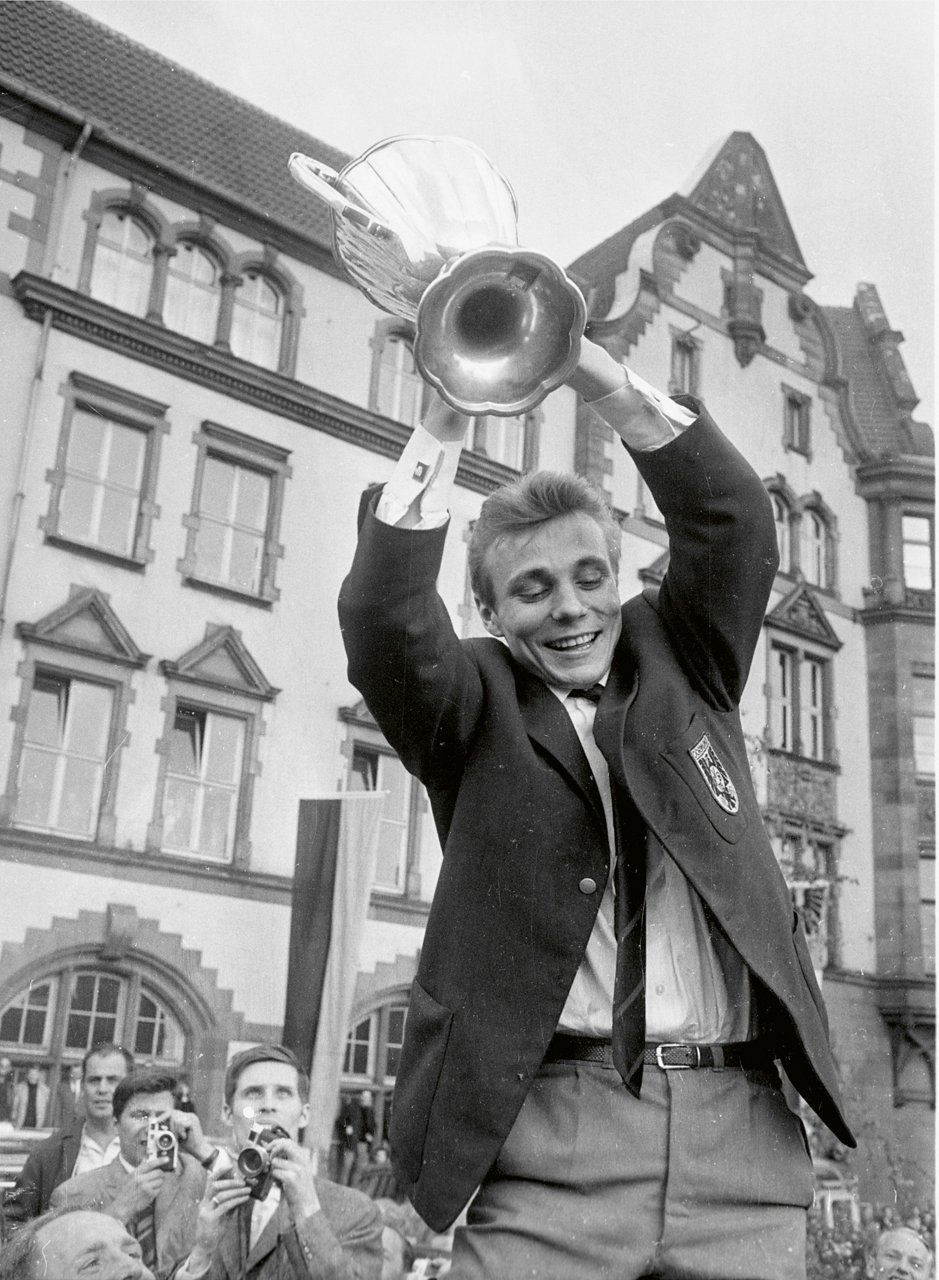 Reinhard Libuda mit dem Europapokal.