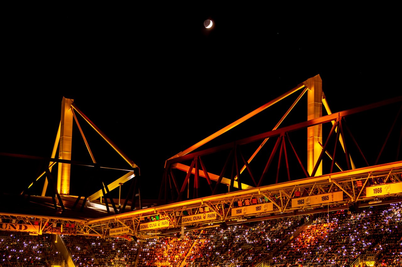 SIGNAL IDUNA PARK Singing Christmas Songs