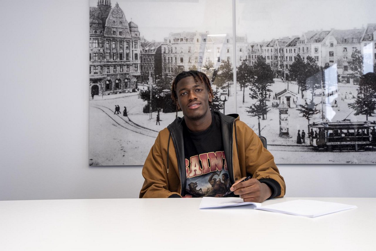 Joane Gadou at the contract signing.