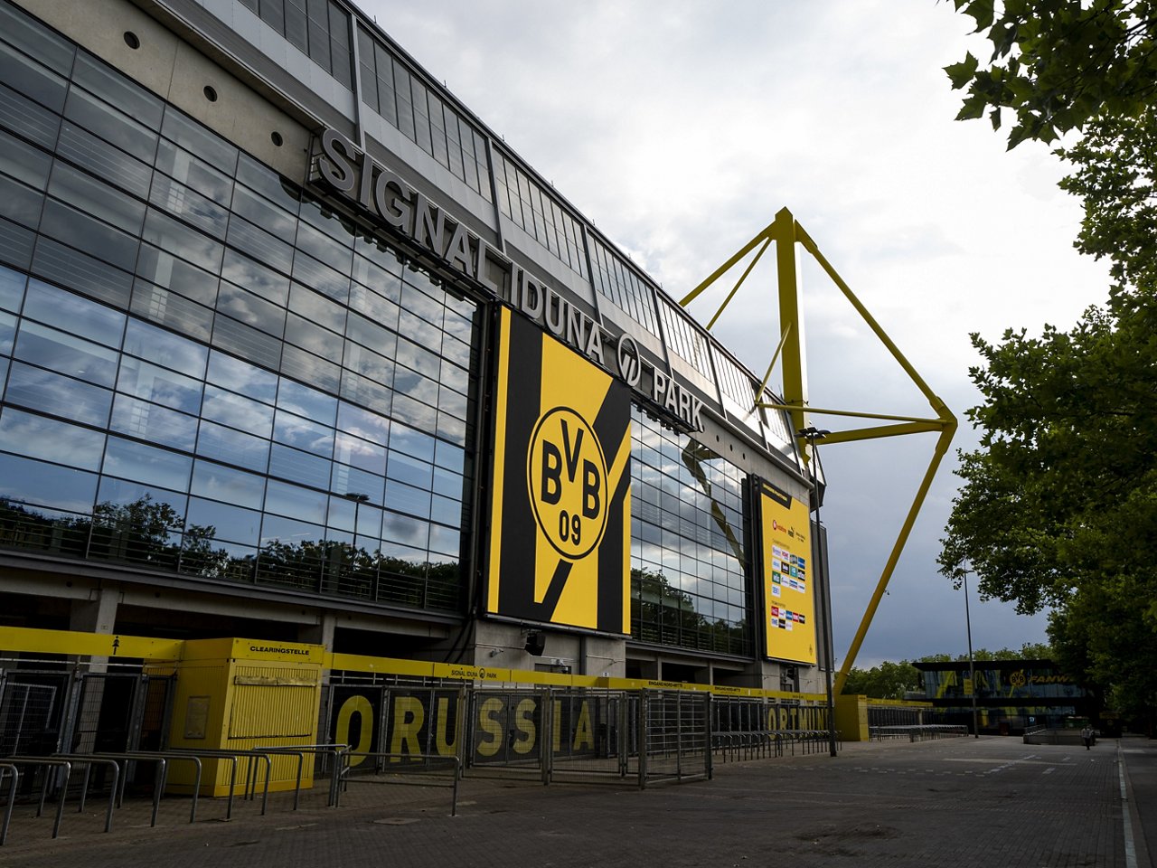 Erfahre mehr über den Sonder-Podcast "Gebaut für Fußball".