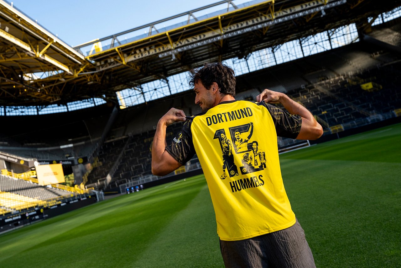 Mats Hummels präsentiert sein Trikot vor der Südtribüne.