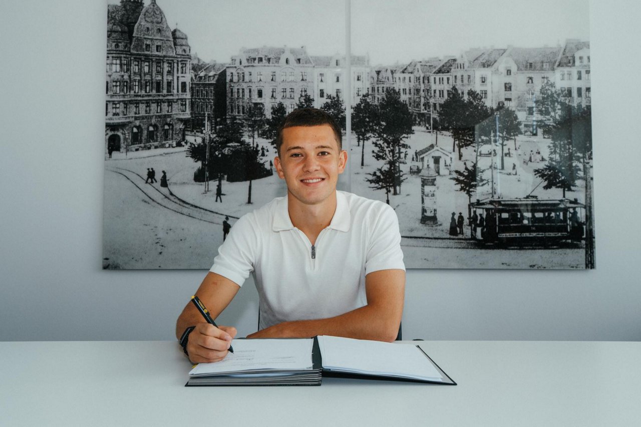 Konstantinos Karetsas bei der Vertragsunterzeichnung.