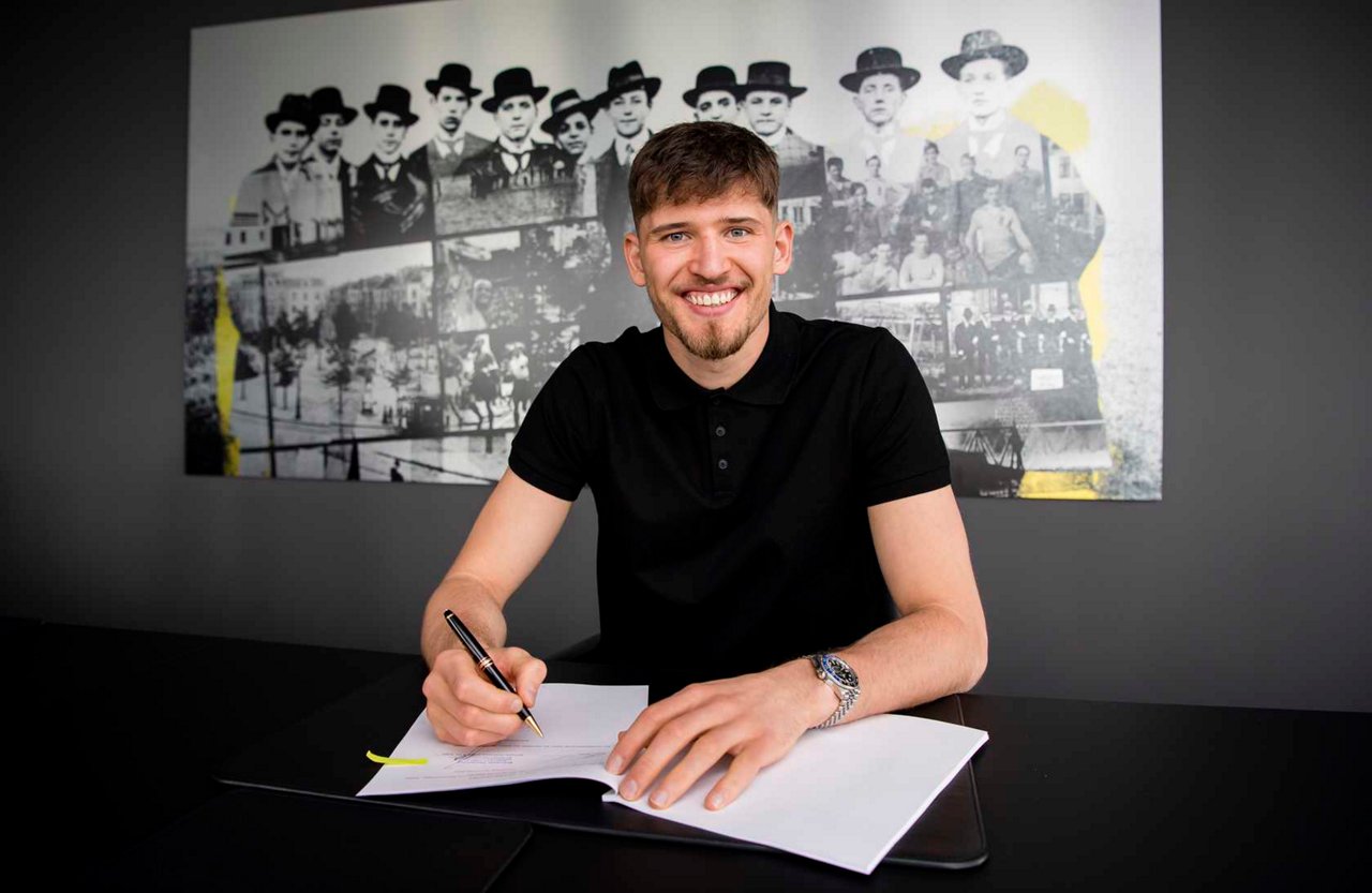 Gregor Kobel signing his contract.