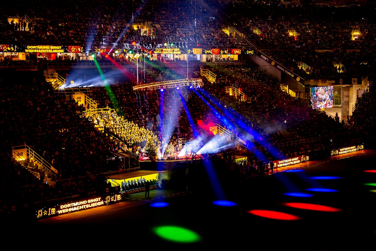Lightshow at BVB Singing Christmas Songs