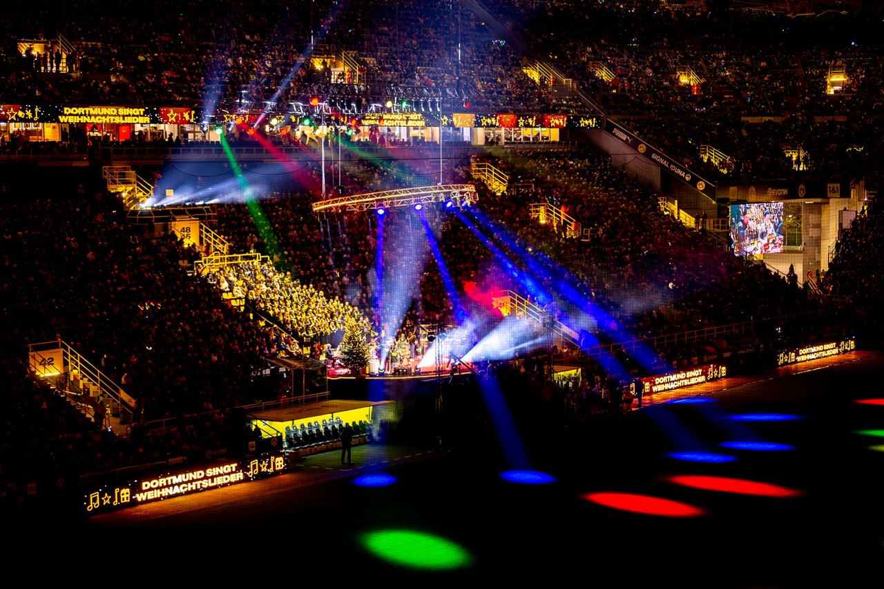 Lasershow beim BVB-Weihnachtssingen