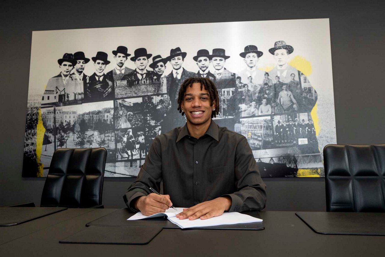 Filippo Mane signing his contract.