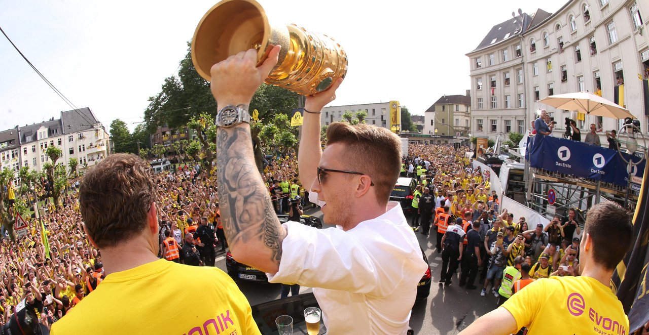 Marco Reus feiert Sieg des DFB-Pokals am Borsigplatz