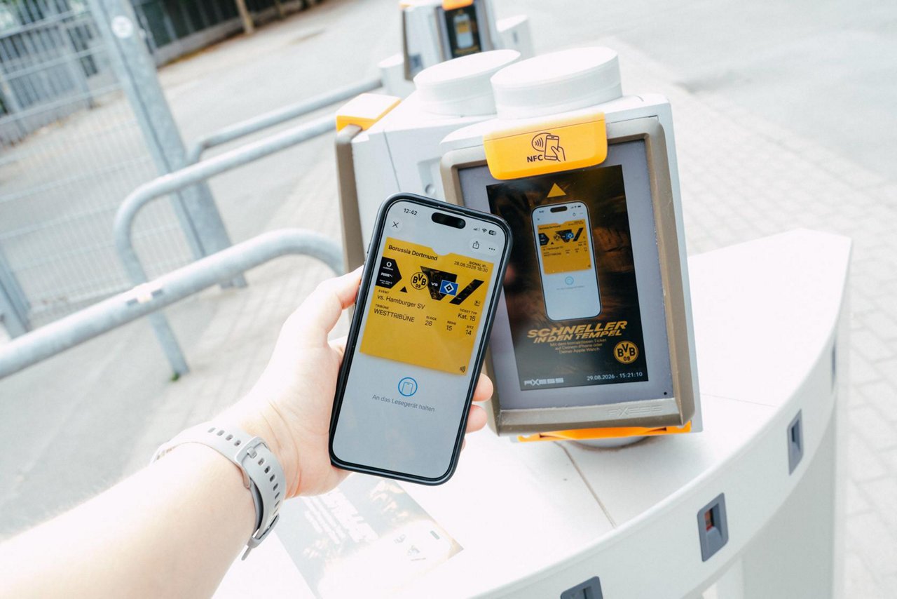 iPhone mit NFC-Ticket an der Einlassschranke.