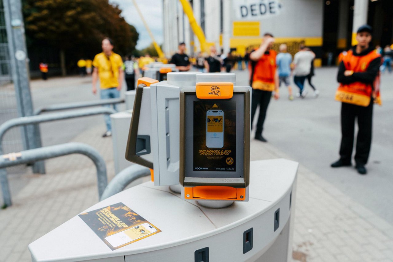 NFC-Ticket-Scanner an der Einlassschranke.