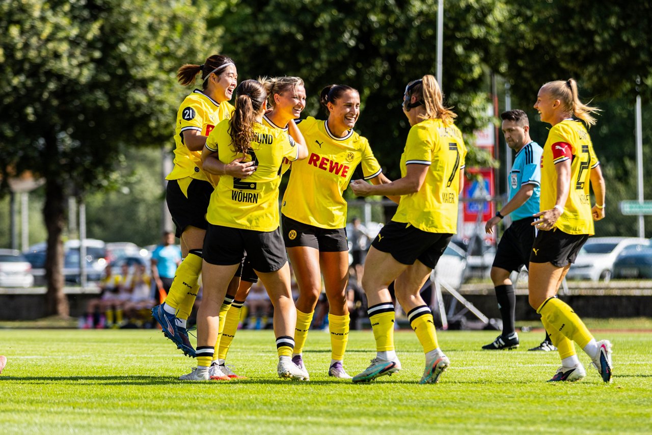 BVB-Spielerinnen bejubeln ein Tor.