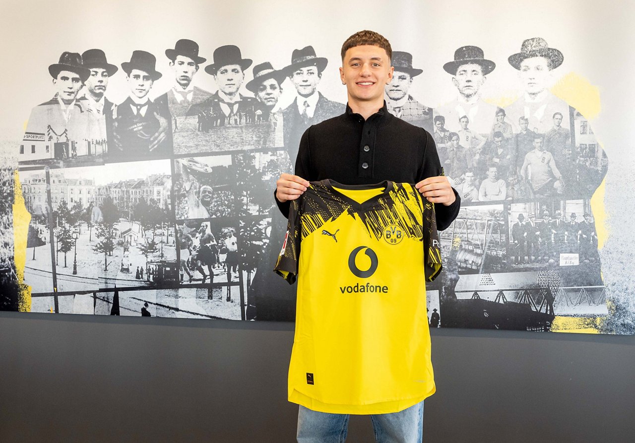 Luca Reggiani signing his contract.