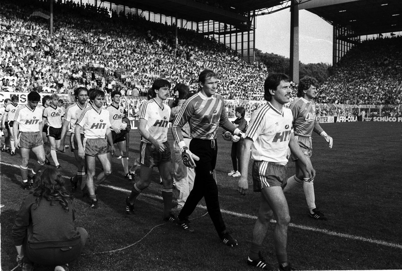 Einlauf der Mannschaften beim zweiten Relegationsspiel.