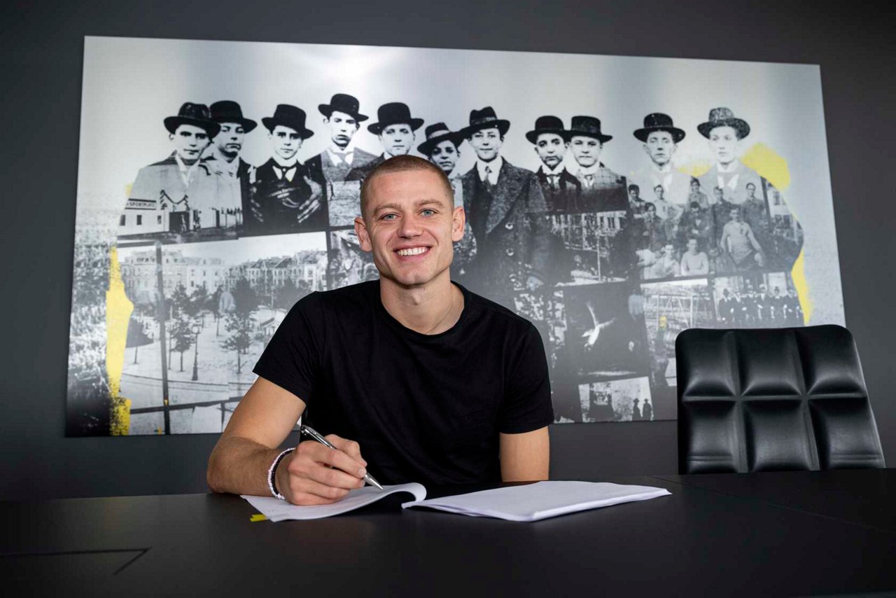 Julian Ryerson signing his contract.