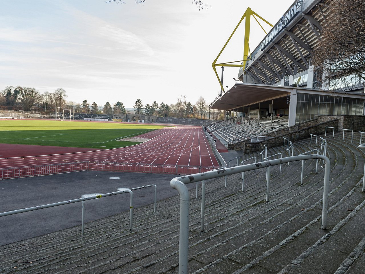 Stadion Rote Erde entdecken.