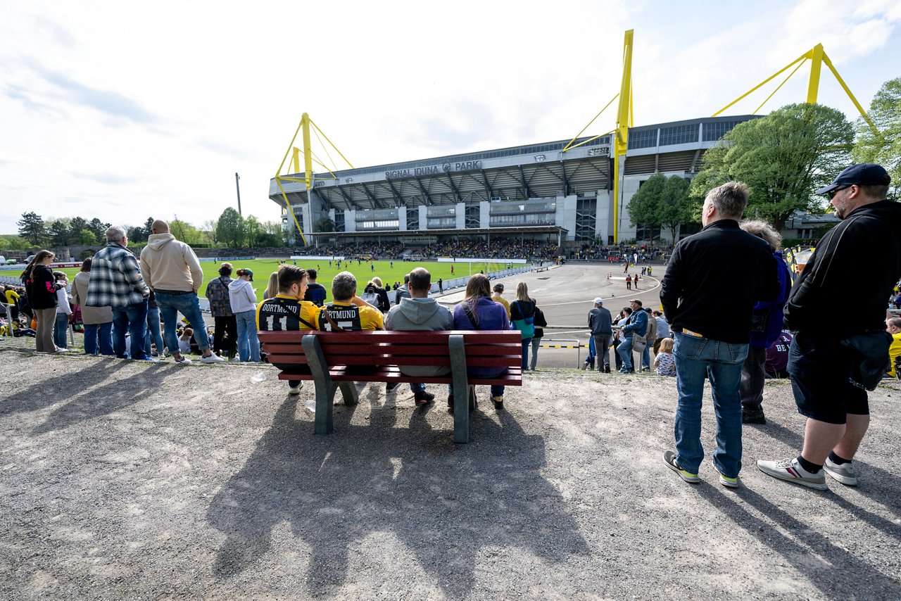 Zuschauer vor dem SIGNAL IDUNA PARK