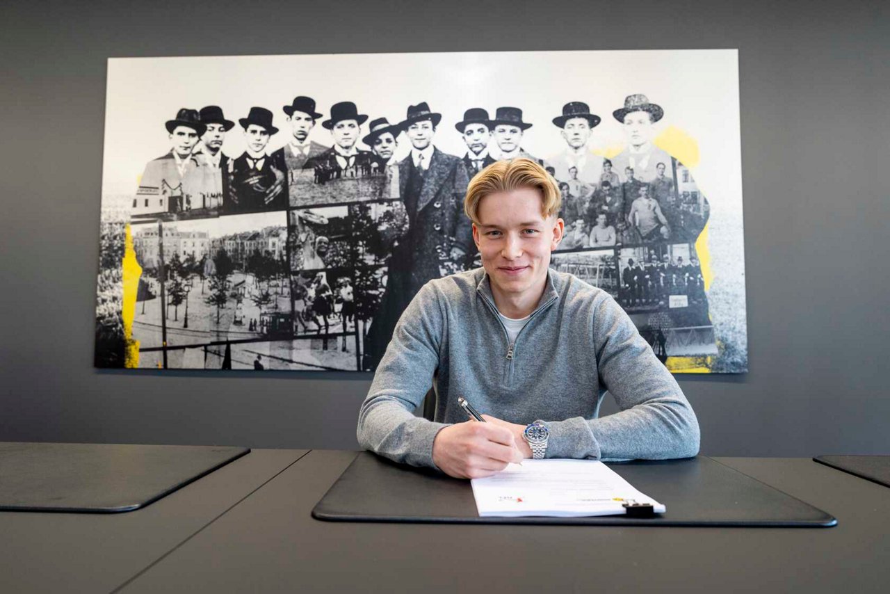 Daniel Svensson at the contract signing.