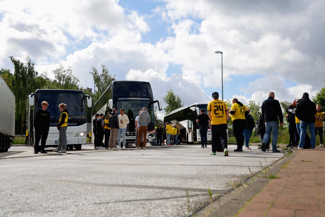 Fans vor Bussen