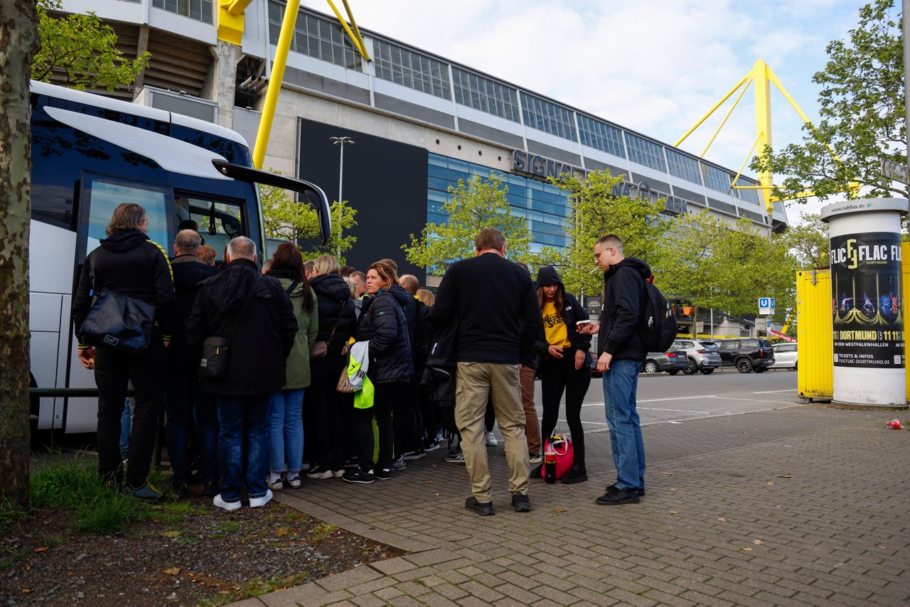 Fans vor dem Bus vor dem Westfalenstadion