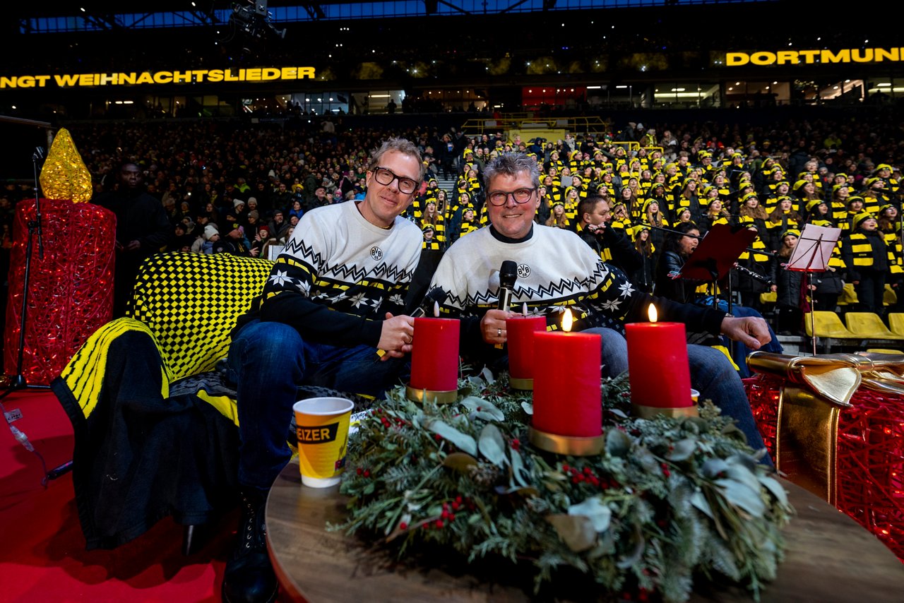Norbert Dickel und Daniel Danger, Moderatoren des BVB-Weihnachtssingens.