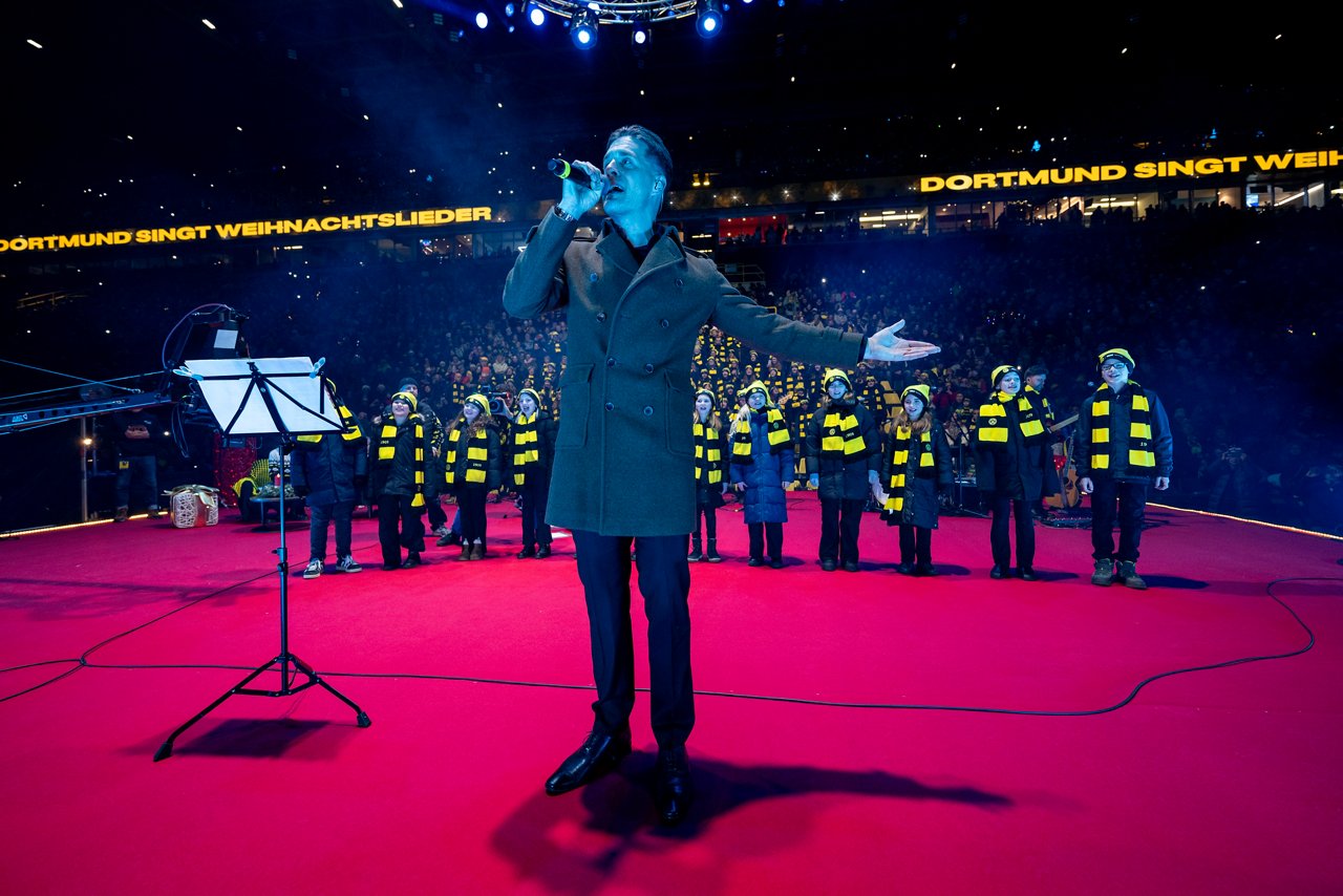 Alexander Klaws und Chor beim BVB-Weihnachtssingen.